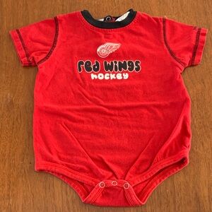 🫐3/$30 Vintage Reebok Red Wings Hockey Bodysuit size 24m